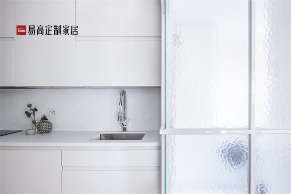 定制櫥柜和成品櫥柜哪個更有優(yōu)勢?