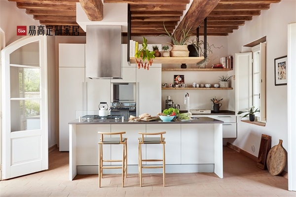 定制櫥柜和成品櫥柜哪個更有優(yōu)勢?